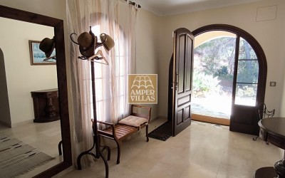 Fantastic villa with large plot, offering privacy and sea views.